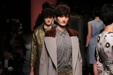 New york, ny - 6 Şubat: modelleri, rachel comey sonbahar 2013 mercedes-benz moda haftası pier 59 Studios-6 Şubat 2013 tarihinde new york City, pistin final yürümek.