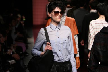 New york, ny - 6 Şubat: modelleri, rachel comey sonbahar 2013 mercedes-benz moda haftası pier 59 Studios-6 Şubat 2013 tarihinde new york City, pistin final yürümek.