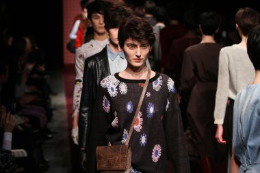 New york, ny - 6 Şubat: modelleri, rachel comey sonbahar 2013 mercedes-benz moda haftası pier 59 Studios-6 Şubat 2013 tarihinde new york City, pistin final yürümek.