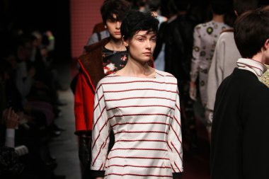 New york, ny - 6 Şubat: modelleri, rachel comey sonbahar 2013 mercedes-benz moda haftası pier 59 Studios-6 Şubat 2013 tarihinde new york City, pistin final yürümek.