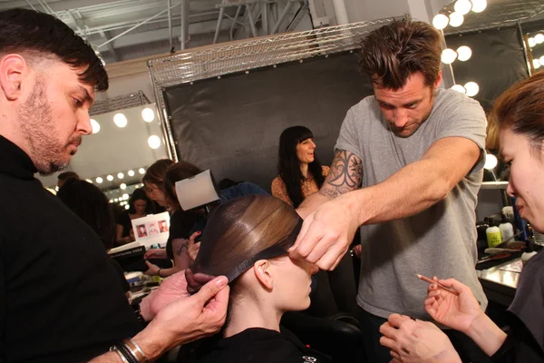 NEW YORK, NY - 06 FÉVRIER : Un mannequin est préparé en coulisses au défilé Rachel Comey automne 2013 lors de la Fashion Week Mercedes-Benz au Quai 59 le 6 février 2013 à New York . — Photo