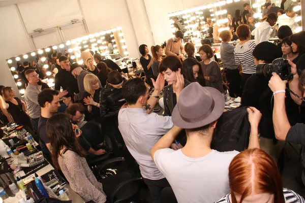 НЬЮ-ЙОРК, Нью-Йорк - 06 февраля: Модели и стилисты толпились за кулисами на модном показе Rachel Comey осенью 2013 года во время Недели моды Mercedes-Benz на пирсе 59 6 февраля 2013 года в Нью-Йорке . — стоковое фото