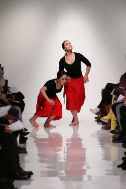 New york, ny - Şubat 07: dansçılar gerçekleştirmek bir daire Güz 2013 defile mercedes-benz moda haftası sırasında metropolitan pavilion 7 Şubat 2013 tarihinde new York'ta 4 köşe sırasında.