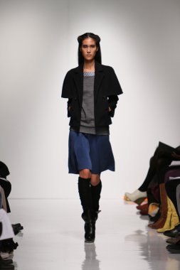 New york, ny - Şubat 07: bir model 7 Şubat 2013 yılında nyc metropolitan pavilion at 4 köşe daire 2013 Güz moda gösterisi mercedes-benz moda haftası sırasında pist yürür.