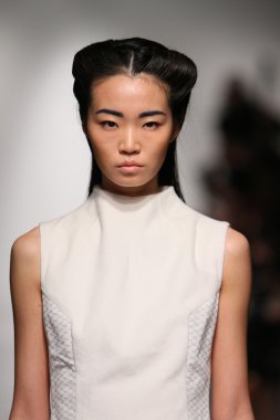 New york, ny - Şubat 07: bir model 7 Şubat 2013 yılında nyc üzerinde metropolitan pavilion at 4 köşe daire 2013 Güz moda gösterisi mercedes-benz moda haftası sırasında pist yürür.