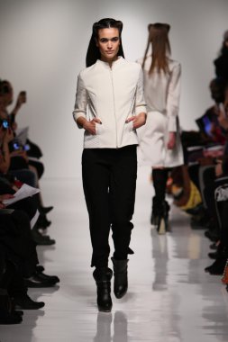 New york, ny - Şubat 07: bir model 7 Şubat 2013 yılında nyc üzerinde metropolitan pavilion at 4 köşe daire 2013 Güz moda gösterisi mercedes-benz moda haftası sırasında pist yürür.