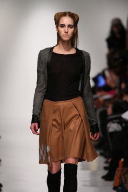 New york, ny - Şubat 07: bir model 7 Şubat 2013 yılında nyc üzerinde metropolitan pavilion at 4 köşe daire 2013 Güz moda gösterisi mercedes-benz moda haftası sırasında pist yürür.