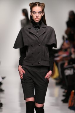 New york, ny - Şubat 07: bir model 7 Şubat 2013 yılında nyc metropolitan pavilion at 4 köşe daire 2013 Güz moda gösterisi mercedes-benz moda haftası sırasında pist yürür.