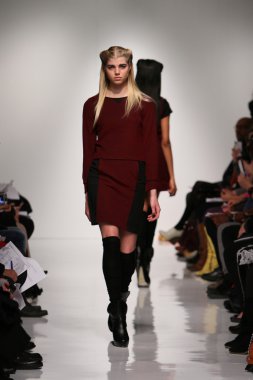 New york, ny - Şubat 07: bir model 7 Şubat 2013 yılında nyc metropolitan pavilion at 4 köşe daire 2013 Güz moda gösterisi mercedes-benz moda haftası sırasında pist yürür.