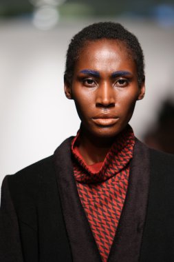 New york, ny - Şubat 07: bir model 7 Şubat 2013 yılında nyc üzerinde metropolitan pavilion at 4 köşe daire 2013 Güz moda gösterisi mercedes-benz moda haftası sırasında pist yürür.