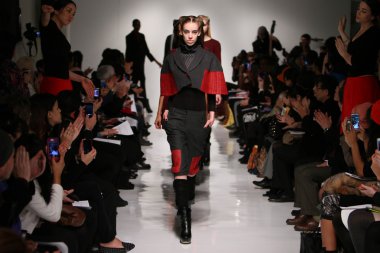 New york, ny - Şubat 07: modelleri 7 Şubat 2013 metropolitan pavilion at 4 köşe daire 2013 Güz moda gösterisi mercedes-benz moda haftası sırasında pist new York'ta yürümek.