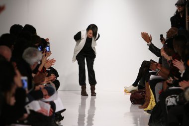 New york, ny - Şubat 07: tasarımcı natsuko kanno daire 2013 Güz moda gösterisi mercedes-benz moda haftası sırasında new York'ta 4 köşe 7 Şubat 2013 tarihinde pist yürür.
