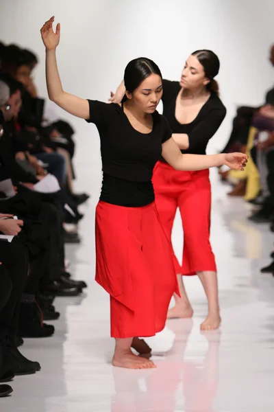 New york, ny - 07 februari: dansers voeren tijdens de 4 hoeken van een cirkel val 2013 modeshow tijdens de mercedes-benz fashionweek in metropolitan pavilion op 7 februari 2013 in new york city. — Stockfoto