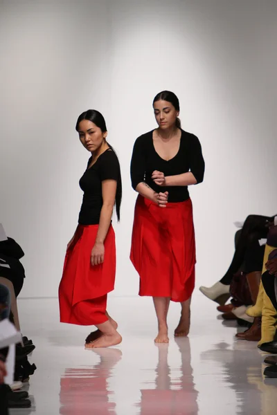 NEW YORK, NY - FEBRUARY 07: Dancers perform during the 4 Corners of a Circle fall 2013 fashion show during Mercedes-Benz Fashion Week at Metropolitan Pavilion on February 7, 2013 in New York City. — Stock Photo, Image