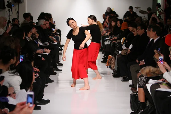 NEW YORK, NY - FEBRUARY 07: Dancers perform during the 4 Corners of a Circle fall 2013 fashion show during Mercedes-Benz Fashion Week at Metropolitan Pavilion on February 7, 2013 in New York City. — Stock Photo, Image