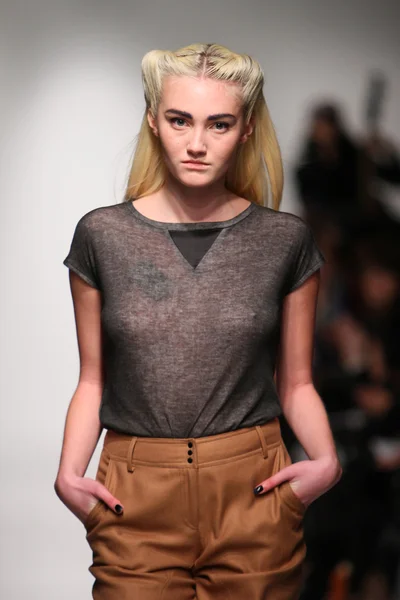 NEW YORK, NY - FEBRUARY 07: A models walks the runway at the 4 Corners of a Circle fall 2013 fashion show during Mercedes-Benz Fashion Week at Metropolitan Pavilion on February 7, 2013 in NYC. — Stock Photo, Image