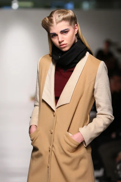 NEW YORK, NY - FEBRUARY 07: A models walks the runway at the 4 Corners of a Circle fall 2013 fashion show during Mercedes-Benz Fashion Week at Metropolitan Pavilion on February 7, 2013 in NYC. — Stock Photo, Image