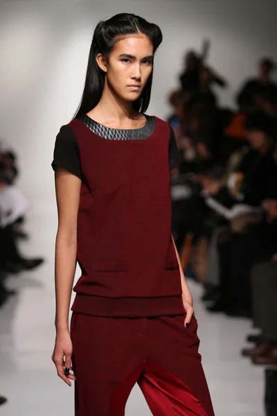 NEW YORK, NY - FEBRUARY 07: A models walks the runway at the 4 Corners of a Circle fall 2013 fashion show during Mercedes-Benz Fashion Week at Metropolitan Pavilion on February 7, 2013 in NYC. — Stock Photo, Image