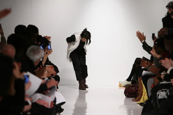 New york, ny - februar 07: designer natsuko kanno spaziert über den laufsteg an den 4 ecken einer kreismesse im herbst 2013 während der mercedes-benz fashion week am 7. februar 2013, nyc. — Stockfoto