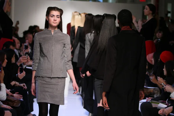 NEW YORK, NY - FEBRUARY 07: A models walks the runway at the 4 Corners of a Circle fall 2013 fashion show during Mercedes-Benz Fashion Week at Metropolitan Pavilion on February 7, 2013 in NYC. — Stock Photo, Image