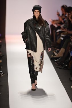New york, ny-Şubat 07: bcbg max azria collection sonbahar kış 2013 mercedes-benz moda haftası üzerinde 07 Şubat 2013 yılında nyc için pist model yürür.