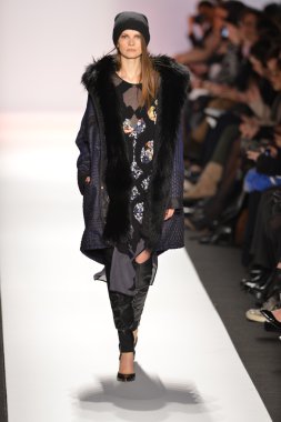 New york, ny-Şubat 07: bcbg max azria collection sonbahar kış 2013 mercedes-benz moda haftası üzerinde 07 Şubat 2013 yılında nyc için pist model yürür.