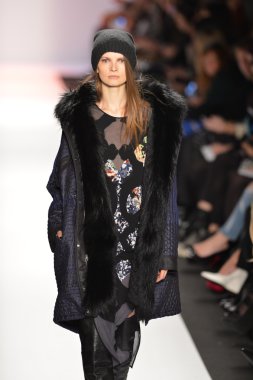 New york, ny-Şubat 07: bcbg max azria collection sonbahar kış 2013 mercedes-benz moda haftası üzerinde 07 Şubat 2013 yılında nyc için pist model yürür.