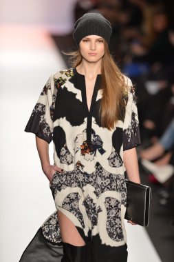 New york, ny-Şubat 07: bcbg max azria collection sonbahar kış 2013 mercedes-benz moda haftası üzerinde 07 Şubat 2013 yılında nyc için pist model yürür.
