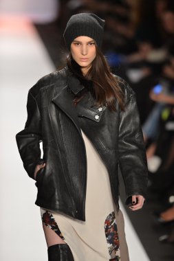 New york, ny-Şubat 07: bcbg max azria collection sonbahar kış 2013 mercedes-benz moda haftası üzerinde 07 Şubat 2013 yılında nyc için pist model yürür.