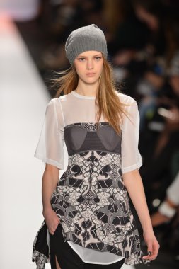 New york, ny-Şubat 07: bcbg max azria collection sonbahar kış 2013 mercedes-benz moda haftası üzerinde 07 Şubat 2013 yılında nyc için pist model yürür.