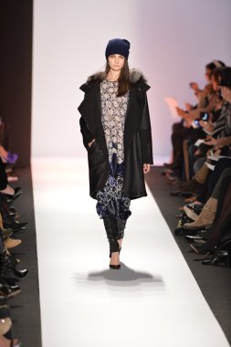 New york, ny-Şubat 07: bcbg max azria collection sonbahar kış 2013 mercedes-benz moda haftası üzerinde 07 Şubat 2013 yılında nyc için pist model yürür.