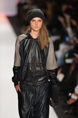 New york, ny-Şubat 07: bcbg max azria collection sonbahar kış 2013 mercedes-benz moda haftası üzerinde 07 Şubat 2013 yılında nyc için pist model yürür.