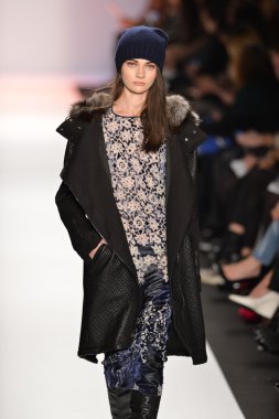New york, ny-Şubat 07: bcbg max azria collection sonbahar kış 2013 mercedes-benz moda haftası üzerinde 07 Şubat 2013 yılında nyc için pist model yürür.