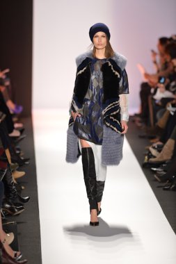 New york, ny-Şubat 07: bcbg max azria collection sonbahar kış 2013 mercedes-benz moda haftası üzerinde 07 Şubat 2013 yılında nyc için pist model yürür.