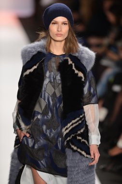 New york, ny-Şubat 07: bcbg max azria collection sonbahar kış 2013 mercedes-benz moda haftası üzerinde 07 Şubat 2013 yılında nyc için pist model yürür.