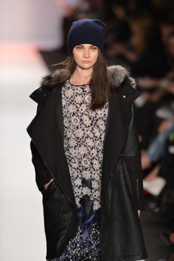 New york, ny-Şubat 07: bcbg max azria collection sonbahar kış 2013 mercedes-benz moda haftası üzerinde 07 Şubat 2013 yılında nyc için pist model yürür.