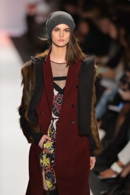 New york, ny-Şubat 07: bcbg max azria collection sonbahar kış 2013 mercedes-benz moda haftası üzerinde 07 Şubat 2013 yılında nyc için pist model yürür.