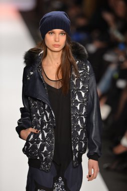 New york, ny-Şubat 07: bcbg max azria collection sonbahar kış 2013 mercedes-benz moda haftası üzerinde 07 Şubat 2013 yılında nyc için pist model yürür.