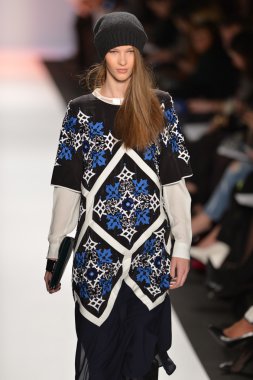 New york, ny-Şubat 07: bcbg max azria collection sonbahar kış 2013 mercedes-benz moda haftası üzerinde 07 Şubat 2013 yılında nyc için pist model yürür.