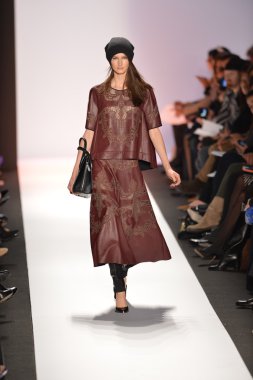 New york, ny-Şubat 07: bcbg max azria collection sonbahar kış 2013 mercedes-benz moda haftası üzerinde 07 Şubat 2013 yılında nyc için pist model yürür.
