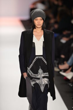 New york, ny-Şubat 07: bcbg max azria collection sonbahar kış 2013 mercedes-benz moda haftası üzerinde 07 Şubat 2013 yılında nyc için pist model yürür.