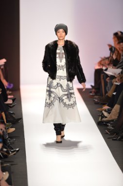 New york, ny-Şubat 07: bcbg max azria collection sonbahar kış 2013 mercedes-benz moda haftası üzerinde 07 Şubat 2013 yılında nyc için pist model yürür.