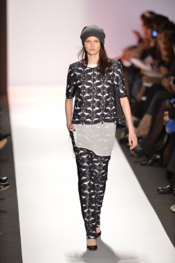 New york, ny-Şubat 07: bcbg max azria collection sonbahar kış 2013 mercedes-benz moda haftası üzerinde 07 Şubat 2013 yılında nyc için pist model yürür.