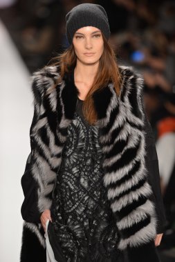 New york, ny-Şubat 07: bcbg max azria collection sonbahar kış 2013 mercedes-benz moda haftası üzerinde 07 Şubat 2013 yılında nyc için pist model yürür.