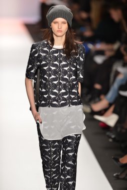 New york, ny-Şubat 07: bcbg max azria collection sonbahar kış 2013 mercedes-benz moda haftası üzerinde 07 Şubat 2013 yılında nyc için pist model yürür.