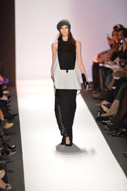 New york, ny-Şubat 07: bcbg max azria collection sonbahar kış 2013 mercedes-benz moda haftası üzerinde 07 Şubat 2013 yılında nyc için pist model yürür.