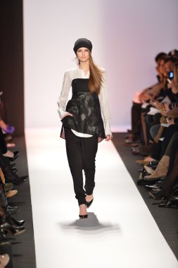 New york, ny-Şubat 07: bcbg max azria collection sonbahar kış 2013 mercedes-benz moda haftası üzerinde 07 Şubat 2013 yılında nyc için pist model yürür.
