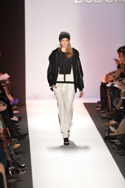New york, ny-Şubat 07: bcbg max azria collection sonbahar kış 2013 mercedes-benz moda haftası üzerinde 07 Şubat 2013 yılında nyc için pist model yürür.