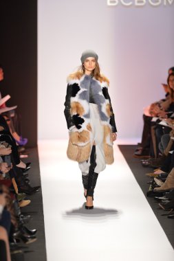 New york, ny-Şubat 07: bcbg max azria collection sonbahar kış 2013 mercedes-benz moda haftası üzerinde 07 Şubat 2013 yılında nyc için pist model yürür.