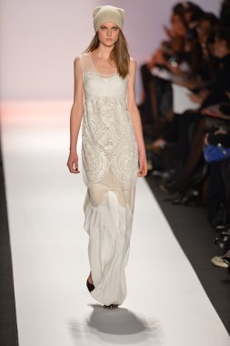 New york, ny-Şubat 07: bcbg max azria collection sonbahar kış 2013 mercedes-benz moda haftası üzerinde 07 Şubat 2013 yılında nyc için pist model yürür.